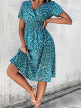 Bedrucktes Kleid mit V-Ausschnitt und kurzen Ärmeln